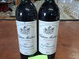 deux bouteilles de vin posées sur une table, avec une étiquette de prix