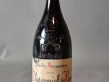 une bouteille de vin posée sur une table