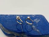 deux bagues en argent posées sur une pierre bleue