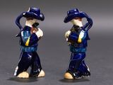 deux figurines représentant un homme et une femme vêtus de bleu