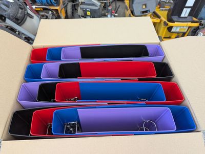 une boîte contenant plusieurs bacs de différentes couleurs