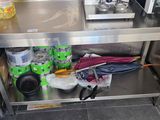 un comptoir en acier inoxydable sur lequel sont posés tout un tas d'objets