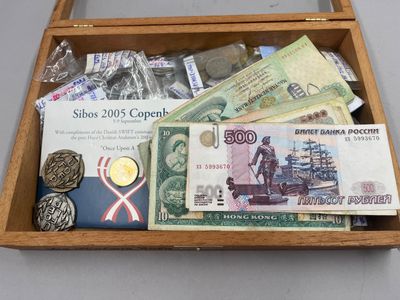 une boîte en bois remplie de différentes devises
