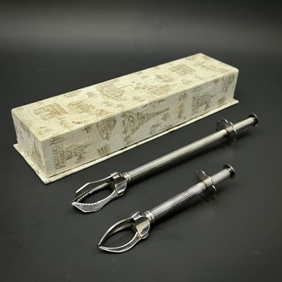 deux outils posés à côté d'une boîte sur une table