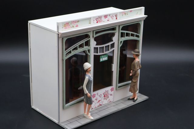 Diorama - « Le libraire » : scène d’intérieur, librairie avec pas...