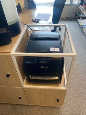 une imprimante posée sur un bureau en bois