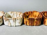 cinq types de vases différents alignés sur une table