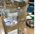 une grande pile de cartons posés par terre