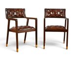 une paire de chaises dont le dossier et les accoudoirs sont recouverts de cuir