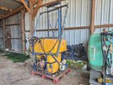 une machine jaune posée sur une palette