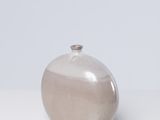 une photo d'un vase blanc posé sur une table blanche
