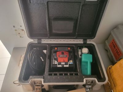 une caisse à outils avec des outils sur une table