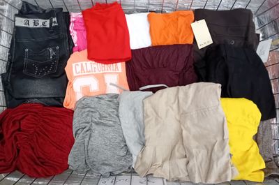 un panier rempli de vêtements posé sur le sol