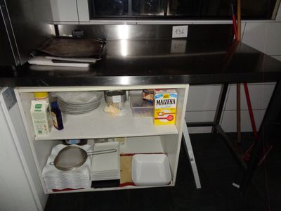 une petite cuisine équipée d'un évier et d'un plan de travail