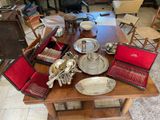 une table en bois sur laquelle sont posés des couverts, dans un salon