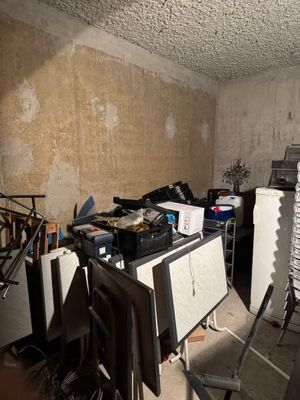 une photo d'une chambre en désordre, avec beaucoup d'objets éparpillés par terre