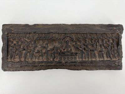 un gros plan d'une plaque en bois ornée de sculptures