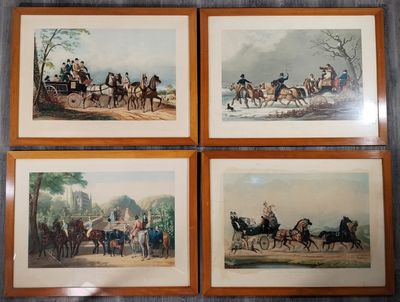 quatre reproductions encadrées représentant une calèche tirée par des chevaux, avec quatre hommes à bord