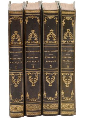 un ensemble de quatre livres superposés