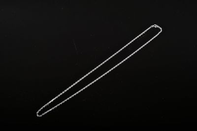 un collier en argent avec une longue chaîne sur fond noir