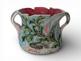 un vase orné d'un motif de poisson