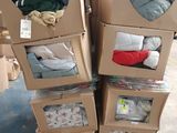 de nombreux cartons empilés les uns sur les autres dans un entrepôt