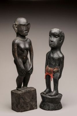 deux sculptures représentant un homme et une femme debout l'un à côté de l'autre