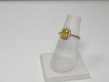 Gros plan sur une bague ornée d'une pierre jaune