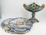une assiette sur laquelle est représenté un bateau, à côté d'un bol muni d'un couvercle