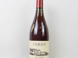 la bouteille de vin est posée sur une surface blanche