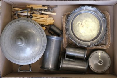 une boîte contenant toute une gamme de casseroles et de poêles