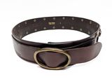 ceinture en cuir marron avec une boucle en laiton sur fond blanc