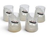 quatre verres à shot contenant chacun un bateau, posés sur une surface blanche
