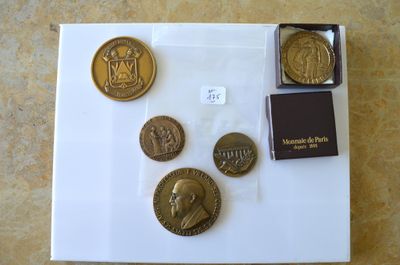 une boîte de pièces de monnaie et un passeport posés sur une table