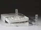 une petite boîte contenant une bougie, posée sur une table