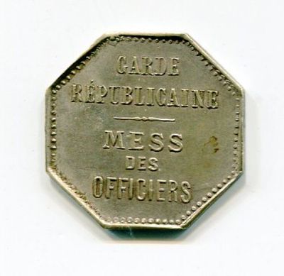 une pièce d'argent sur laquelle est gravé le message suivant : « carte républicaine, embêtez les officiers »