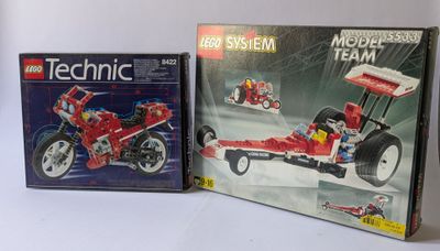 deux coffrets lego technic sur la table