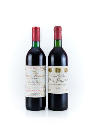 deux bouteilles de vin rouge posées l'une à côté de l'autre sur une surface blanche