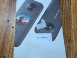 emballage d'une console de jeux Nintendo Wii posée sur une table en bois