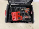une boîte à outils contenant une perceuse et un marteau