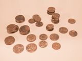 une pile de pièces posées les unes à côté des autres sur une table
