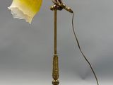 une lampe de table ancienne en laiton, avec un abat-jour en verre jaune et rouge