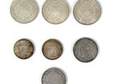six pièces différentes sont disposées en rangée sur une surface blanche