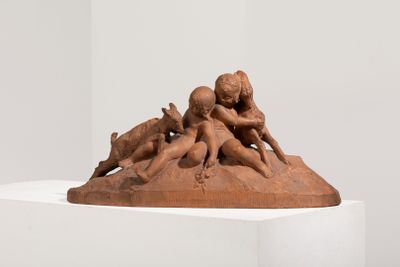 sculpture représentant un groupe de personnes sur un rocher dans une pièce blanche