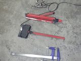 des outils éparpillés sur le sol d'un garage, notamment un marteau, une clé et une paire de ciseaux