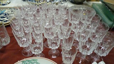 de nombreux verres et assiettes posés sur une table, avec une assiette