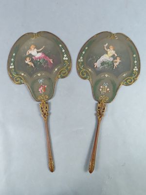 paire d'éventails anciens peints à la main, représentant une dame et un enfant