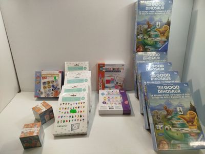 beaucoup de livres et de jeux exposés sur la table