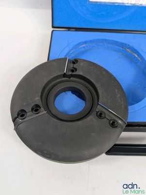 un gros plan sur un objet métallique avec une boîte bleue en arrière-plan