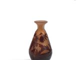 un petit vase orné d'un motif marron et noir